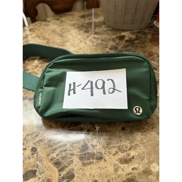 Lululemon Women’s Everywhere Belt Crossbody Bag 1L Green NWOT - Picture 8 of 12
